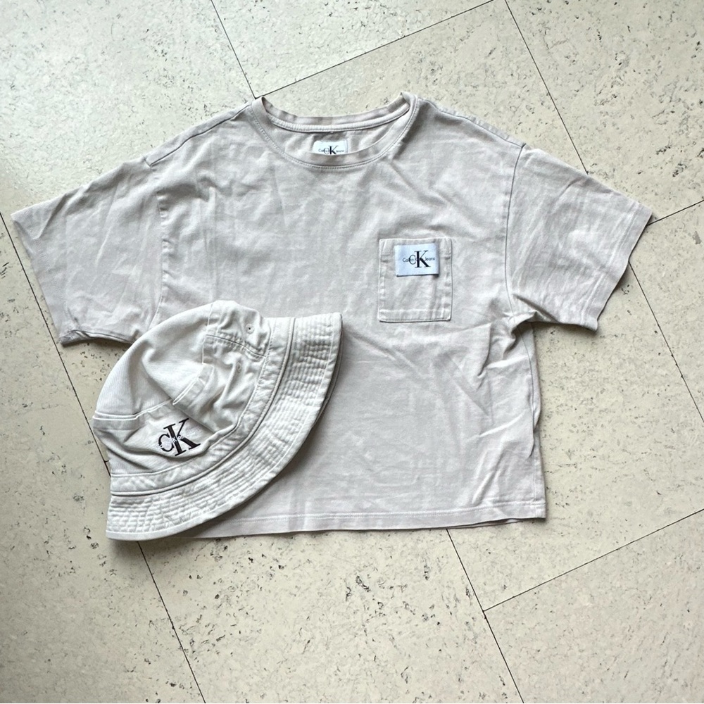 Calvin Klein cropped beige tan T-Shirt